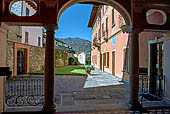 Orta San Giulio. Nei pressi del Palazzo del comune piccoli giardini si spingono verso le rive del lago. 